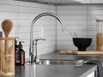 Sp&uuml;llappen an den Wasserhahn h&auml;ngen: Warum das ein Fehler ist