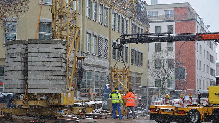 Der Kran am Schönleinsplatz wird abgebaut. Foto: Ronald Rinklef
