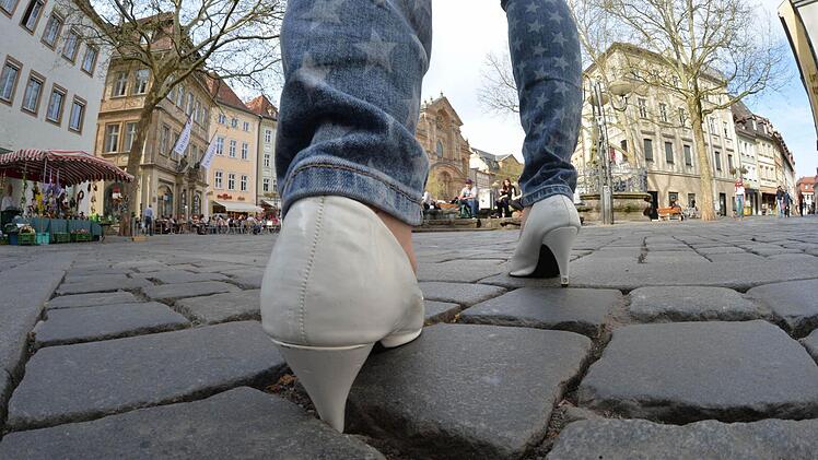 Stolpersteine gibt es in Bamberg, so weit der Absatz reicht. Trägerinnen von Pumps, Senioren und Rollkoffernutzer müssen sich auf dem Weg durch die Stadt in Vorsicht und Geduld üben. Für einen neuen Pflasterbelag der Fußgängerzone ist erst nach 2023 wieder Geld da.   Fotos: Ronald Rinklef