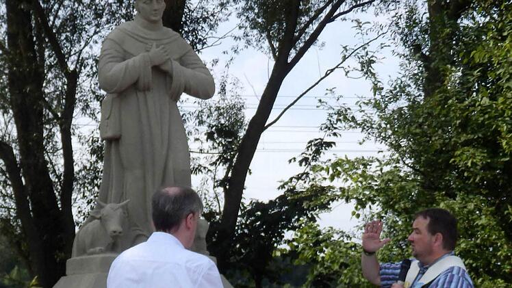 Am Sonntag segnete der Zeiler Pfarrer Michael Erhart den sanierten Wendelinus am Augsfelder Weg. Bei der kleinen Segensfeier assistierte links als "Ministrant" Zweiter Bürgermeister Dieter Köpf. Foto: Brigitte Hamm