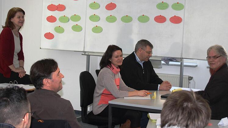 Die Teilnehmer beim Workshop "Knigge im Beruf" in der DAA in Coburg mit Dozentin Angelika Hopf.  Foto: DAA