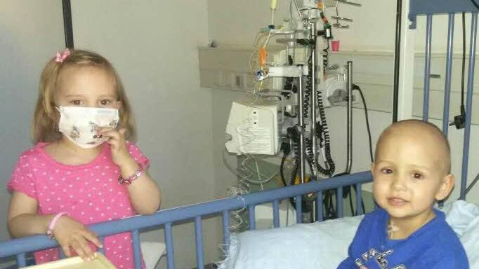 Johanna besucht Emil mit einem Mundschutz im Krankenhaus Foto: DKMS