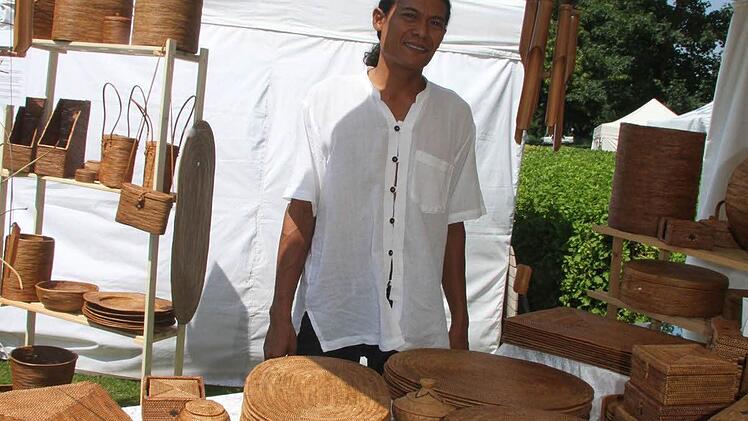 Agus Sostiadi bot indonesische Näharbeiten an - sehr kunstvoll. Foto: Sonja Adam