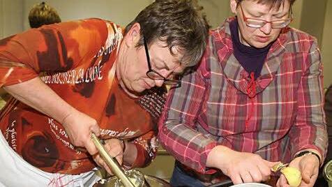 Anstrengend: Renate Holzmann (links) und Susanne Wohlleben (rechts) bei der Zubereitung von Kartoffelklößen  Foto: Gerda Völk