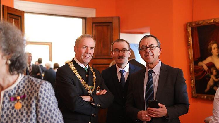 Schützenvertreter unter den Gratulanten: DSB-Präsident Hans-Heinrich von Schönfels, Coburgs Oberschützenmeister Hans-Herbert Hartan, der Leiter des Deutschen Schützenmuseums, Stefan Grus. Foto: Barbara Herbst