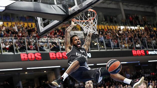Die Euroleague-Saison bescherte den Bamberger Fans begeisternde Momente: Das Dunking von Bryce Taylor beim gefeierten Sieg &uuml;ber den FC Barcelona in N&uuml;rnberg steht stellvertretend daf&uuml;r. Foto: Daniel L&ouml;b