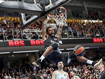 Die Euroleague-Saison bescherte den Bamberger Fans begeisternde Momente: Das Dunking von Bryce Taylor beim gefeierten Sieg über den FC Barcelona in Nürnberg steht stellvertretend dafür. Foto: Daniel Löb