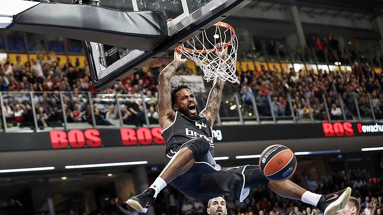 Die Euroleague-Saison bescherte den Bamberger Fans begeisternde Momente: Das Dunking von Bryce Taylor beim gefeierten Sieg über den FC Barcelona in Nürnberg steht stellvertretend dafür. Foto: Daniel Löb