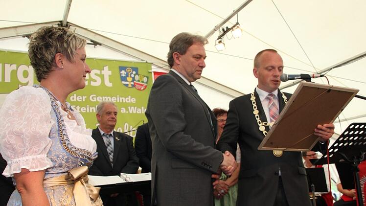 Klaus Löffler (links) wird zum Ehrenbürger ernannt. Foto: Veronika Schadeck