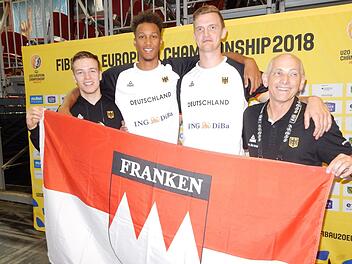 Frankenpower bei der U20-Europameisterschaft in Chemnitz. Die drei Spieler (von links), Nils Haßfurther (Falcons Nürnberg), Louis Olinde (Brose Bamberg) und Moritz Sanders (Nürnberg), sowie der Tausendsassa Wolfgang Heyder aus Bamberg, der als DBB-Delegationsleiter bei der Mannschaft ist.  Foto: Udo Schilling