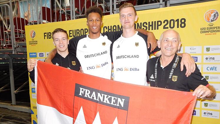 Frankenpower bei der U20-Europameisterschaft in Chemnitz. Die drei Spieler (von links), Nils Haßfurther (Falcons Nürnberg), Louis Olinde (Brose Bamberg) und Moritz Sanders (Nürnberg), sowie der Tausendsassa Wolfgang Heyder aus Bamberg, der als DBB-Delegationsleiter bei der Mannschaft ist.  Foto: Udo Schilling