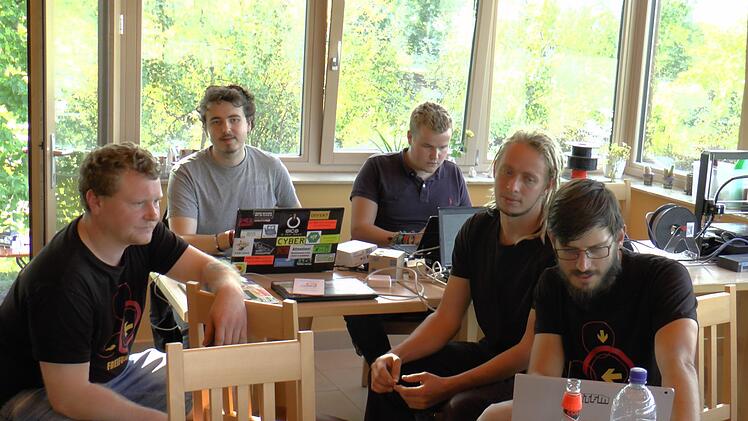 Beim Freifunk-Festival im Ha&szlig;furter "Meeh&auml;usle" wurden unter den Teilnehmern aus ganz Deutschland Erfahrungen ausgetauscht. Auch Organisator Max Wohlfart (links) war von so mancher technischen Umsetzung seiner Kollegen begeistert.Christian Licha