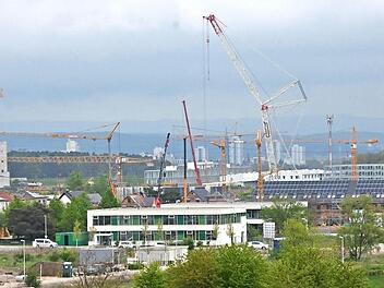 Seit Jahren schon boomt zum Beispiel die Bauwirtschaft, wie auf unserem Archivbild von 2017 aus Herzogenaurach: Laut IHK werden die Auftr&auml;ge an die Firmen weiter zunehmen.  Foto: Bernhard Panzer (Archiv)