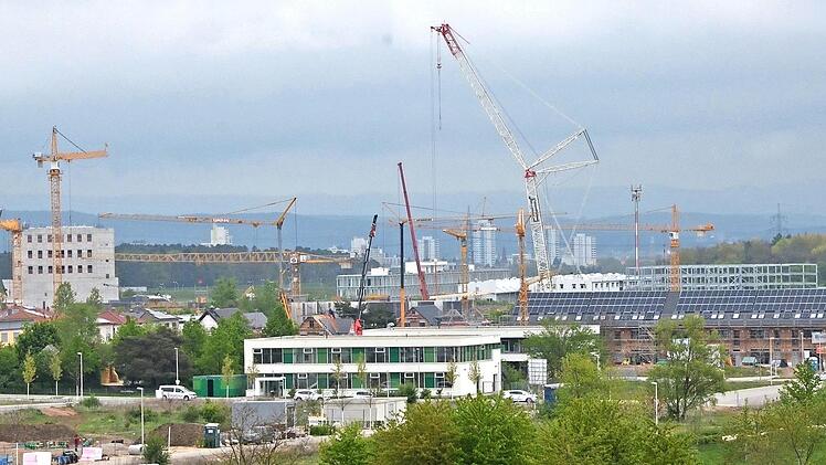 Seit Jahren schon boomt zum Beispiel die Bauwirtschaft, wie auf unserem Archivbild von 2017 aus Herzogenaurach: Laut IHK werden die Auftr&auml;ge an die Firmen weiter zunehmen.  Foto: Bernhard Panzer (Archiv)