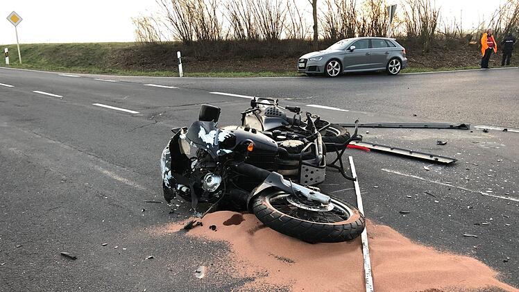 Beim Abbiegen übersehen: Ein Motorradfahrer starb nach einem schweren Unfall am Samstag im Kreis Rhön-Grabfeld. Foto: NEWS5 / Merzbach