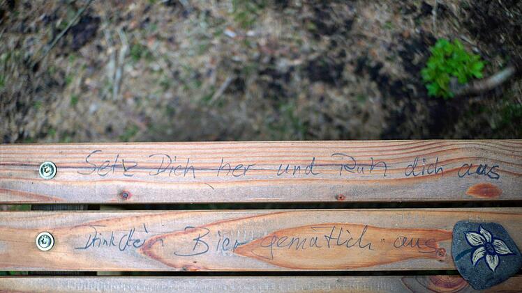 Kein Schild, dafür ein vielsagender Schriftzug. Auf der Bank soll der Wanderer bei Bier innehalten. Foto: Bastian Sünkel