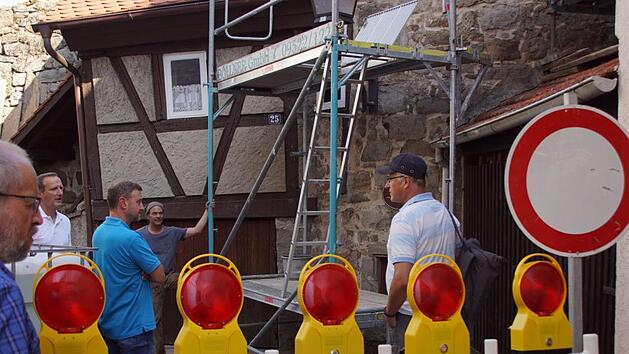 Vom Sanierungsfortschritt machte sich der Bauausschuss Eltmann am Stadtmauerturm in der Schottenstraße ein Bild. Sabine Weinbeer