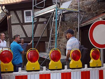 Vom Sanierungsfortschritt machte sich der Bauausschuss Eltmann am Stadtmauerturm in der Schottenstraße ein Bild. Sabine Weinbeer