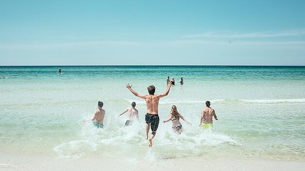 Wer im Sommer günstig in Urlaub fliegen möchte, sollte nicht mehr zu lange warten.