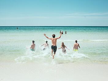 Wer im Sommer günstig in Urlaub fliegen möchte, sollte nicht mehr zu lange warten.