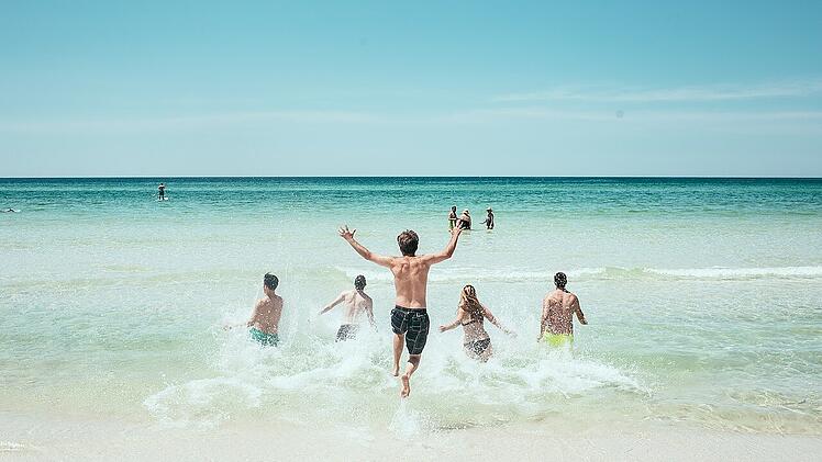 Wer im Sommer günstig in Urlaub fliegen möchte, sollte nicht mehr zu lange warten.