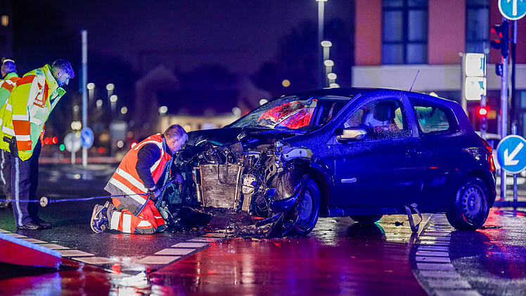 Fürth: Wer hatte Rot? Zwei Verletzte nach heftigem Crash auf Kreuzung