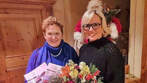 1. Pr&auml;sidentin Katja Wich &uuml;bergibt 1000 Euro an die Gesch&auml;ftsf&uuml;hrende Vorst&auml;ndin der Caritas Kronach Cornelia Thron