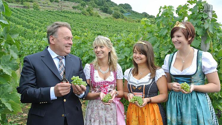 Das Bild ist Pflicht: Minister Brunner mit (von links) den Weinprinzessinnen Isabel Bergmann (Sand), Karina Pfister (Martgemeinde Oberschwarzach) und Kristina Reinhardt (Donnersdorf).   Fotos: Brigitte Krause