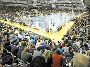 Proppevoll! Die HUK-Arena war bis auf den letzten Platz besetzt. Mehr als 3500 Zuschauer kamen voll auf ihre Kosten. Und das Beste daran: Die Erstligapartie zwischen Eisenach und Hamburg soll in dieser Saison nicht die letzte gewesen sein, denn die Thüringer planen ihre beiden anderen Auswärtsspiele ebenfalls in Coburg auszutragen. Fotos: Hagen Lehmann