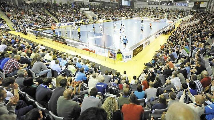 Proppevoll! Die HUK-Arena war bis auf den letzten Platz besetzt. Mehr als 3500 Zuschauer kamen voll auf ihre Kosten. Und das Beste daran: Die Erstligapartie zwischen Eisenach und Hamburg soll in dieser Saison nicht die letzte gewesen sein, denn die Thüringer planen ihre beiden anderen Auswärtsspiele ebenfalls in Coburg auszutragen. Fotos: Hagen Lehmann