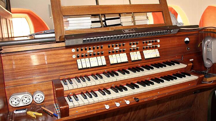 Der Orgeltisch stellt die Organisten vor immer größere Probleme.