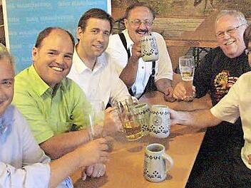 Der Vizepräsident der Handwerkskammer Oberfranken, Matthias Graßmann, MdL Michael Hofmann (CSU), Landrat Hermann Ulm (CSU), Innungs-Obermeister Werner Oppel, Bürgermeister Franz Streit (CSU) und Hauptgeschaftsführer der Handwerkskammer, Thomas Zimmer, stoßen auf das Annafest an.  Foto: Josef Hofbauer