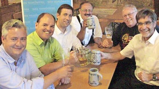 Der Vizepräsident der Handwerkskammer Oberfranken, Matthias Graßmann, MdL Michael Hofmann (CSU), Landrat Hermann Ulm (CSU), Innungs-Obermeister Werner Oppel, Bürgermeister Franz Streit (CSU) und Hauptgeschaftsführer der Handwerkskammer, Thomas Zimmer, stoßen auf das Annafest an.  Foto: Josef Hofbauer