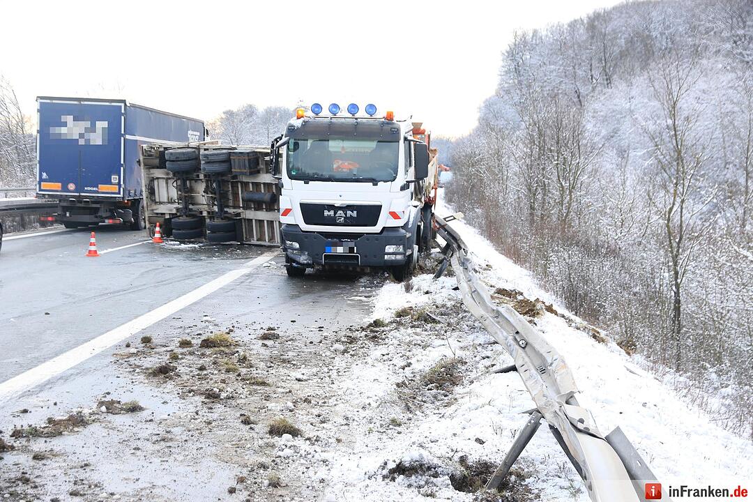 Lkw-Unfall auf A70: Bagger kippt auf Fahrbahn