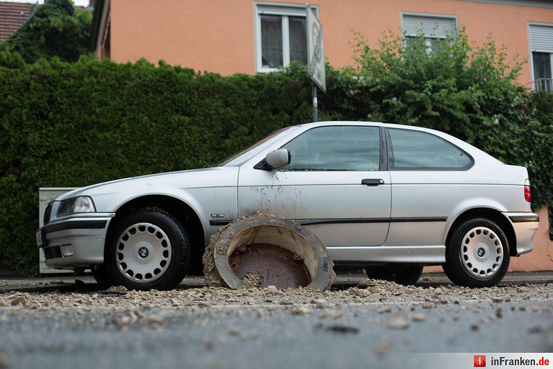 Unwetter in Mittelfranken: Überschwemmung, Blitzschlag, Straßenschäden