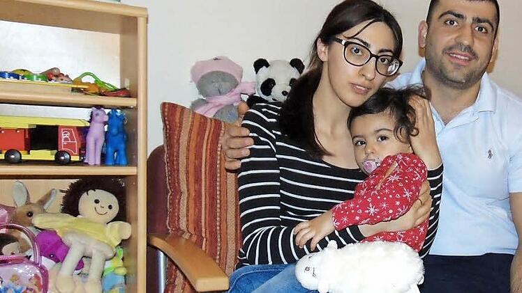 Alexander (r.) hat gemeinsam mit seiner Frau Sona und Tochter Tea Kirchenasyl bekommen.  Fotos: privat