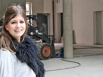 Janis Franz in der (künftigen) Markthalle. Die Pläne für den Innenausbau sind inzwischen konkret, die Fördermittel können beantragt werden, und wenn alles klappt, wird im Sommer noch vorm Sambafestival eröffnet. Foto: Simone Bastian