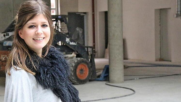 Janis Franz in der (künftigen) Markthalle. Die Pläne für den Innenausbau sind inzwischen konkret, die Fördermittel können beantragt werden, und wenn alles klappt, wird im Sommer noch vorm Sambafestival eröffnet. Foto: Simone Bastian