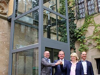 Schlüsselübergabe: Architekt Klaus-Jürgen Edelhäuser (von links), Bezirkstagspräsident Erwin Dotzel, Museumsleiterin Annette Späth und Bezirksfinanzreferent Andreas Polst.  Foto: Werner Vogel