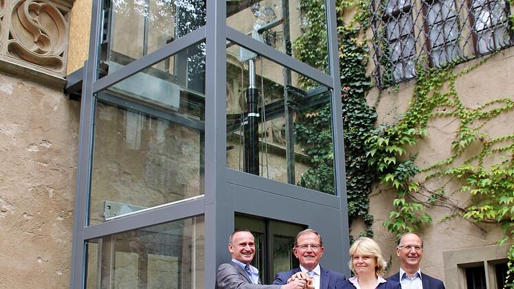 Schlüsselübergabe: Architekt Klaus-Jürgen Edelhäuser (von links), Bezirkstagspräsident Erwin Dotzel, Museumsleiterin Annette Späth und Bezirksfinanzreferent Andreas Polst.  Foto: Werner Vogel