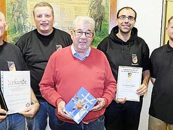 Manfred Beiersdörfer (von llinks) hat die goldene Zange erhalten. Weiter ehrten Christian Kessler und Daniel Wehner (rechts) Erhard Schumacher und Klaus Wehner.  Foto: Gerd Schaar