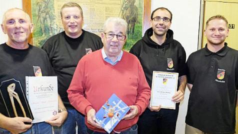 Manfred Beiersdörfer (von llinks) hat die goldene Zange erhalten. Weiter ehrten Christian Kessler und Daniel Wehner (rechts) Erhard Schumacher und Klaus Wehner.  Foto: Gerd Schaar
