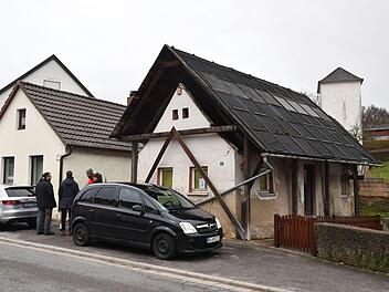Ein merkwürdiges Konstrukt am Straßenrand: das Tropfhaus in Lisberg.Foto: Ronald Rinklef