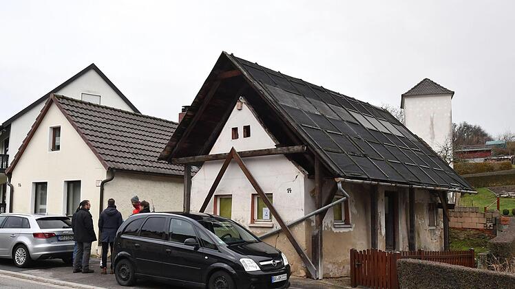 Ein merkwürdiges Konstrukt am Straßenrand: das Tropfhaus in Lisberg.Foto: Ronald Rinklef