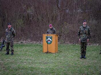 Oberstleutnant Constantin Spallek (Mitte) übertrug die Verantwortung über die VII. Inspektion von Hauptmann Arno Frick (rechts) auf Hauptmann Sascha Lohmann (links).  Foto: Bundeswehr/Jennifer Quehl