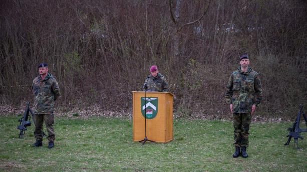 Oberstleutnant Constantin Spallek (Mitte) übertrug die Verantwortung über die VII. Inspektion von Hauptmann Arno Frick (rechts) auf Hauptmann Sascha Lohmann (links).  Foto: Bundeswehr/Jennifer Quehl