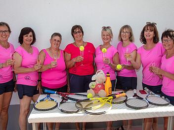 Sehr gern hätten die Damen 50 des TC Lichtenfels ihr letztes Saisonspiel am Samstag, 13. Juli, vor eigenem Publikum durchgeführt. Schon jetzt stehen sie nämlich als Meister der Bezirksklasse 1 fest. Ihr tadelloses Konto von 10:0 Punkten lässt vermuten, dass sie auch im letzten Spiel beim Absteiger TC Stadtsteinach ihre weiße Weste wahren werden. Das Bild zeigt alle Spielerinnen, die am Erfolg beteiligt waren (von links): Alexandra Vogt, Susanne Mehl, Andrea Dütsch, Gabi Reichenbecher, Sabine ...
