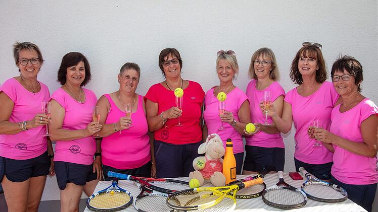 Sehr gern hätten die Damen 50 des TC Lichtenfels ihr letztes Saisonspiel am Samstag, 13. Juli, vor eigenem Publikum durchgeführt. Schon jetzt stehen sie nämlich als Meister der Bezirksklasse 1 fest. Ihr tadelloses Konto von 10:0 Punkten lässt vermuten, dass sie auch im letzten Spiel beim Absteiger TC Stadtsteinach ihre weiße Weste wahren werden. Das Bild zeigt alle Spielerinnen, die am Erfolg beteiligt waren (von links): Alexandra Vogt, Susanne Mehl, Andrea Dütsch, Gabi Reichenbecher, Sabine ...
