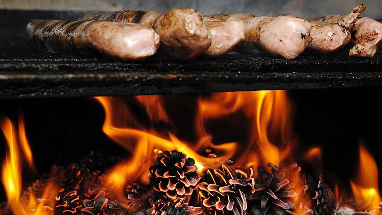 Eine Bratwurstbude in Coburg stand am Donnerstagmittag in Flammen und sorgte für einen Rettungseinsatz. Foto: David Ebener/dpa