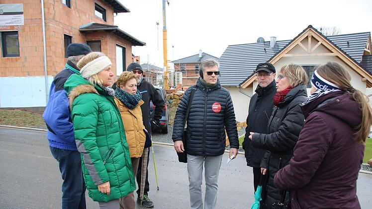 Rundgang der Grünen im Neubaugebiet Forstlahm mit MdL Ursula Sowa (links), OB-Kandidatin Dagmar Keis-Lechner (Zweite von rechts) und Stadtratskandidat Stefan Opel (Mitte).  Fotos: Dagmar Besand